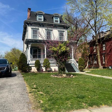 1 Bedroom Private Victorian Apt In Convenient City Location On 5 Acre, Sleeps 4 Poughkeepsie Bagian luar foto