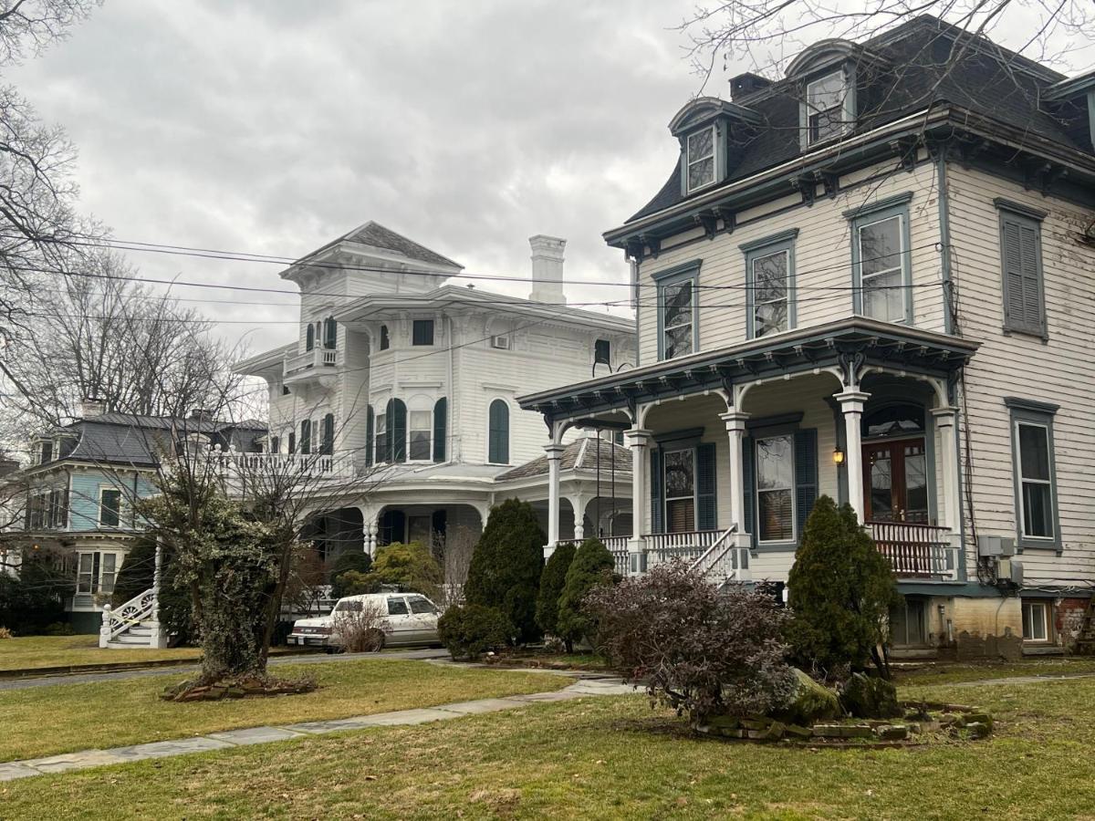 1 Bedroom Private Victorian Apt In Convenient City Location On 5 Acre, Sleeps 4 Poughkeepsie Bagian luar foto