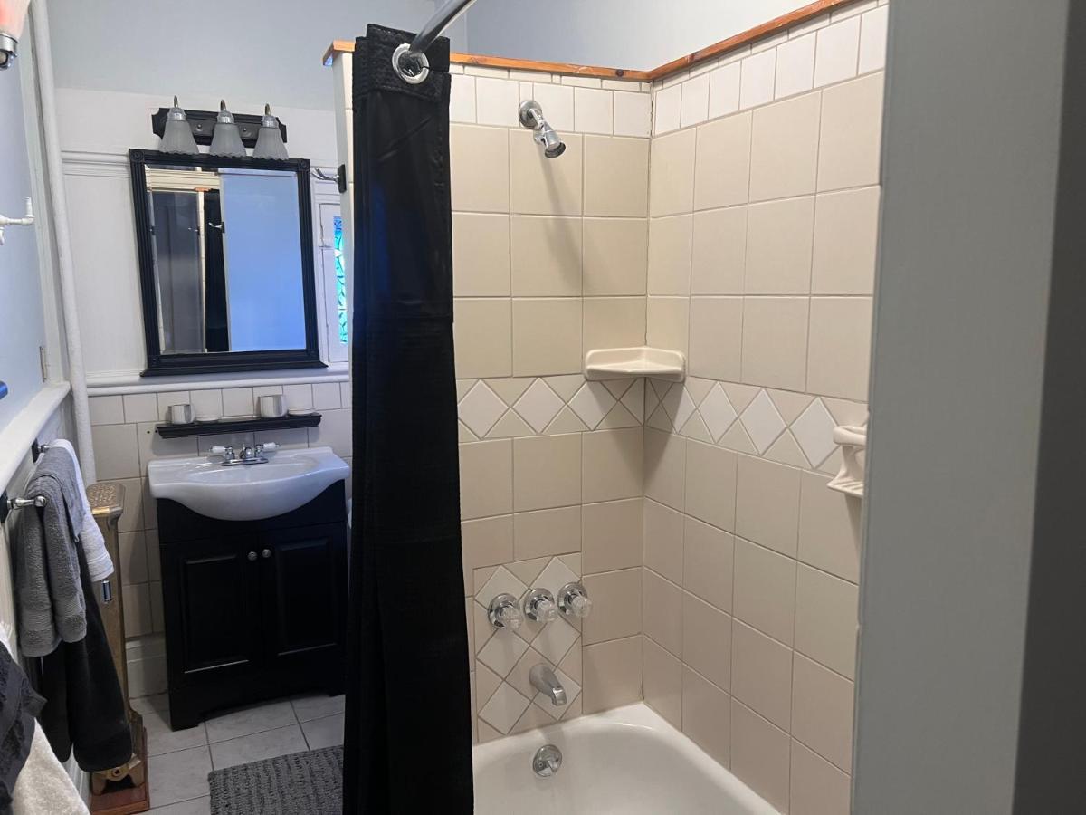 1 Bedroom Private Victorian Apt In Convenient City Location On 5 Acre, Sleeps 4 Poughkeepsie Bagian luar foto