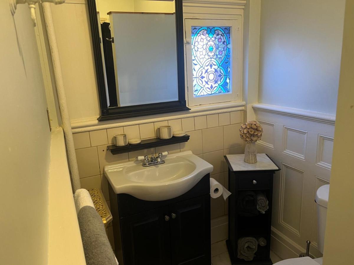 1 Bedroom Private Victorian Apt In Convenient City Location On 5 Acre, Sleeps 4 Poughkeepsie Bagian luar foto