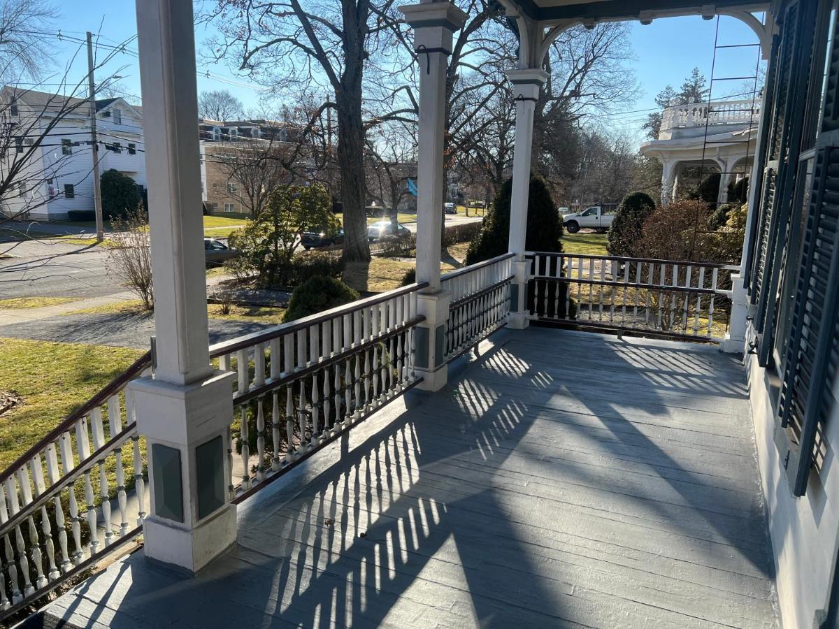 1 Bedroom Private Victorian Apt In Convenient City Location On 5 Acre, Sleeps 4 Poughkeepsie Bagian luar foto